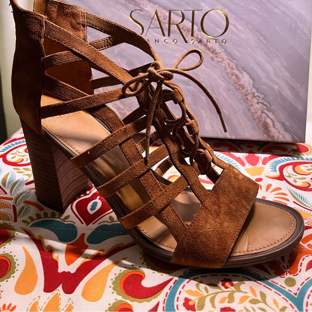 Like NEW Women’s brown suede heels with cutout sides.